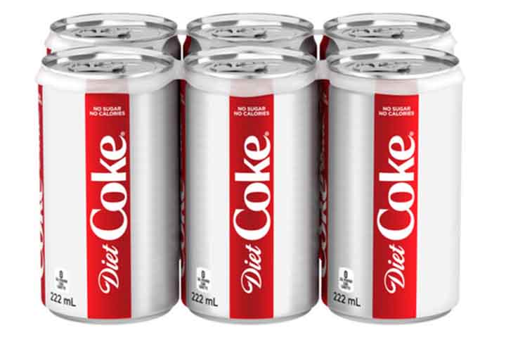 O refrigerante zero costuma ser visto como uma opção “mais leve”, mas o fato de não ter açúcar não o torna totalmente saudável. Ele contém adoçantes artificiais, aditivos e sódio, que podem estimular maior vontade de consumir doces e alterar a percepção de sabor.
-Divulgação