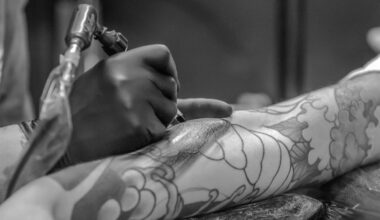 Tinta de tatuagem afeta sistema imunológico, diz estudo - 01/12/2025 - Equilíbrio e Saúde