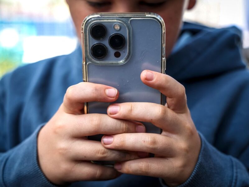 Verificação de idade com selfies, um sistema em ascensão para identificar menores na internet