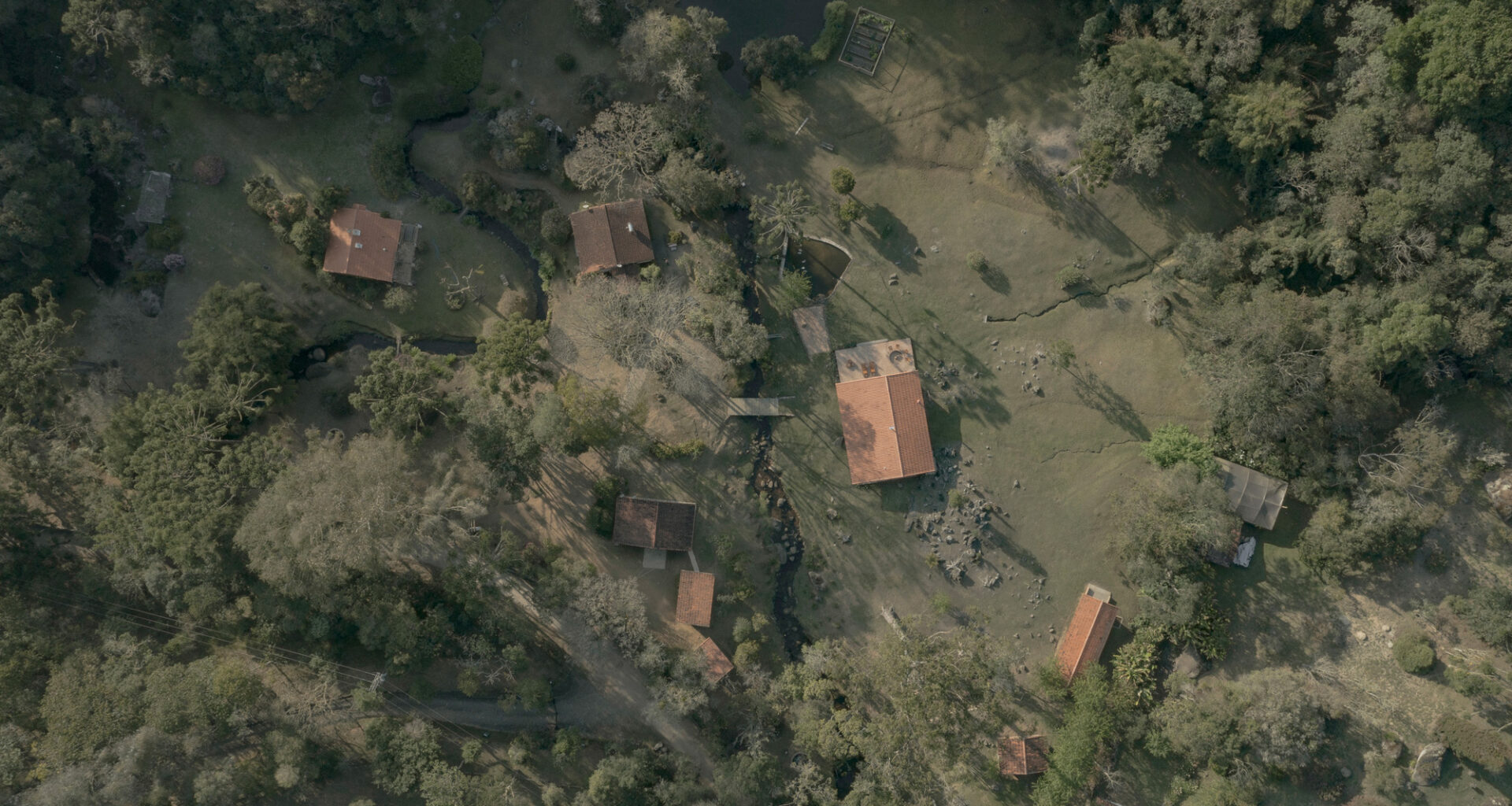 Entre o sítio e o ofício: quatro projetos de messina | rivas em Cunha