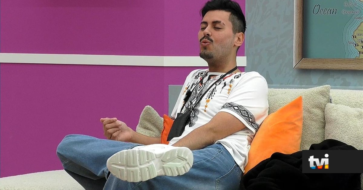 Qual Mariah Carey, qual quê: Leandro dá tudo na música mais famosa do Natal - Secret Story