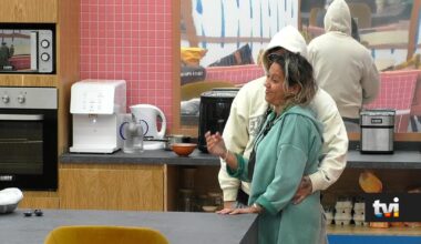 Pedro Jorge e Marisa em clima de romance na cozinha - Secret Story