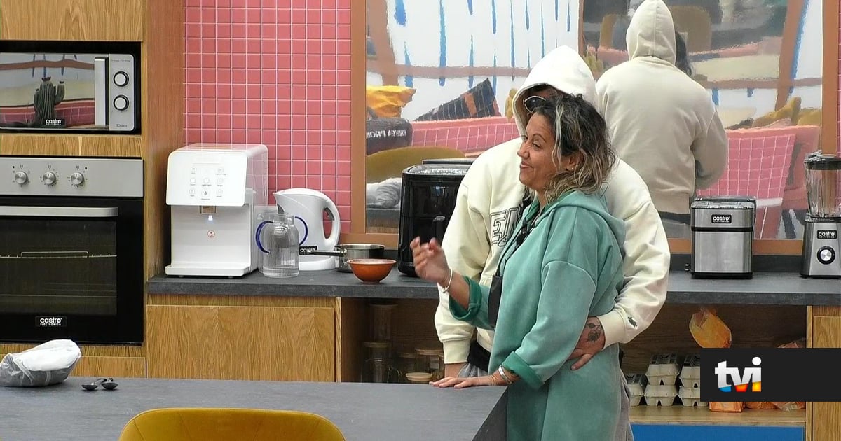 Pedro Jorge e Marisa em clima de romance na cozinha - Secret Story