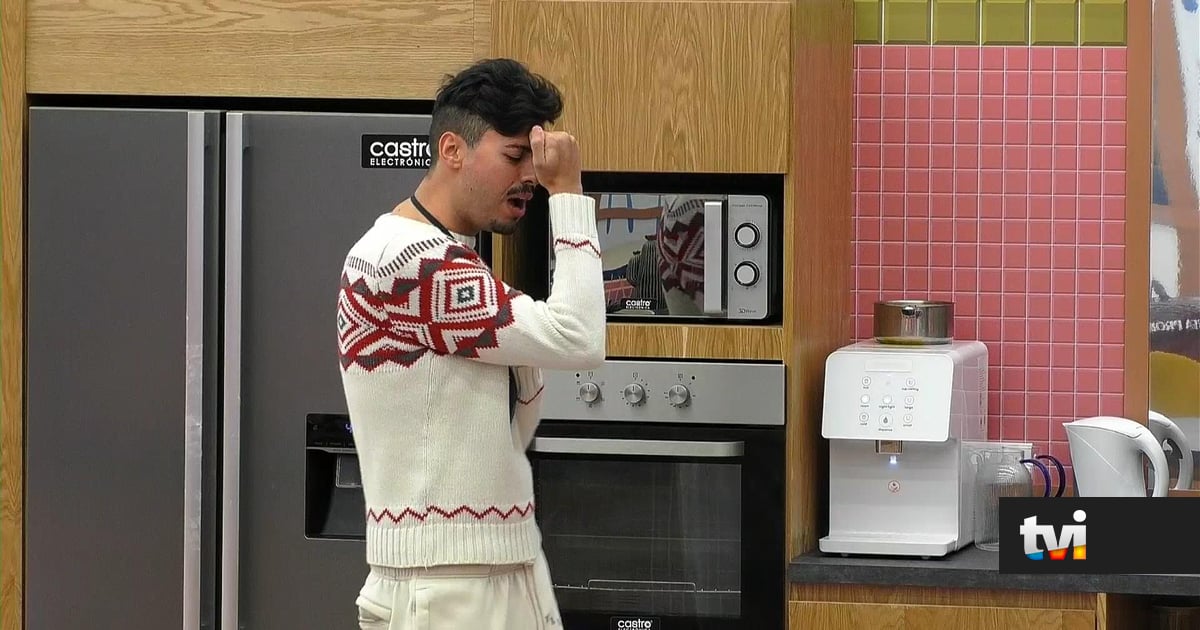 Enquanto Liliana provoca Leandro, este canta e dança literalmente na cara da concorrente - Secret Story