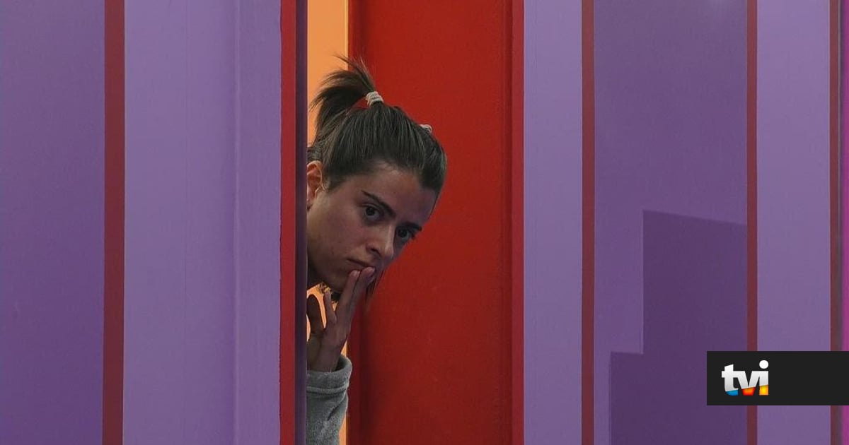 Enquanto Leandro e Marisa cortam na casaca do "grupo rival"... Bruna ouve tudo atrás da porta - Secret Story