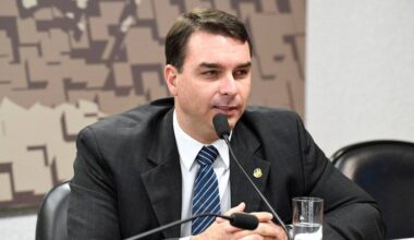 Bolsonaro escolhe filho Flávio para candidatura à presidência do Brasil em 2026
