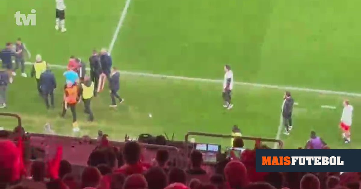 Prestianni aplaudido após a expulsão - Maisfutebol
