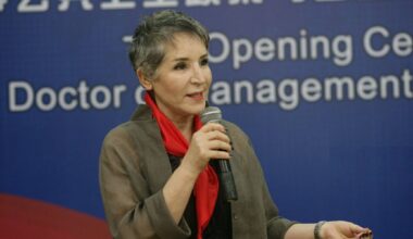 Pequim vê a UE como "irmã pequenita" do Tio Sam, diz Virgínia Trigo, professora portuguesa radicada na China