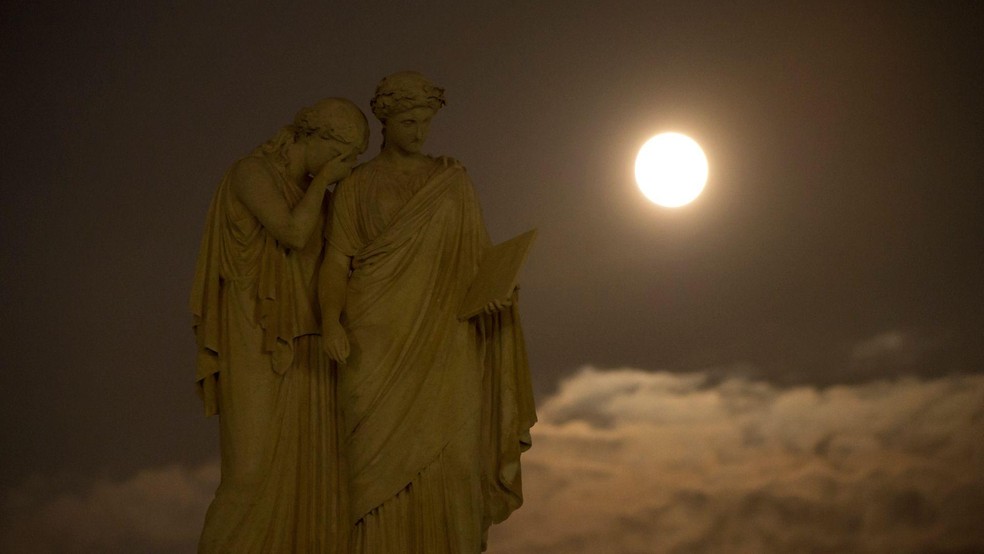 Independentemente da câmera usada, especialistas recomendam fazer uma foto criativa, enquadrando a Lua junto a um objeto interessante em primeiro plano — Foto: BBC News fonte