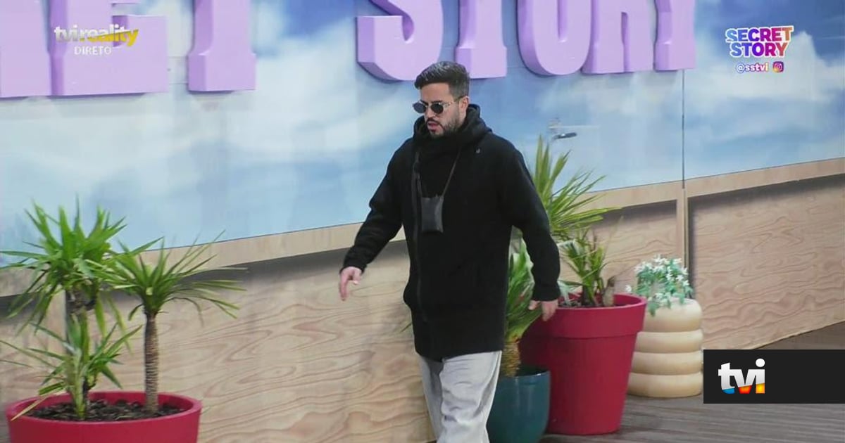 De madrugada, Pedro tem comportamento enigmático - Secret Story