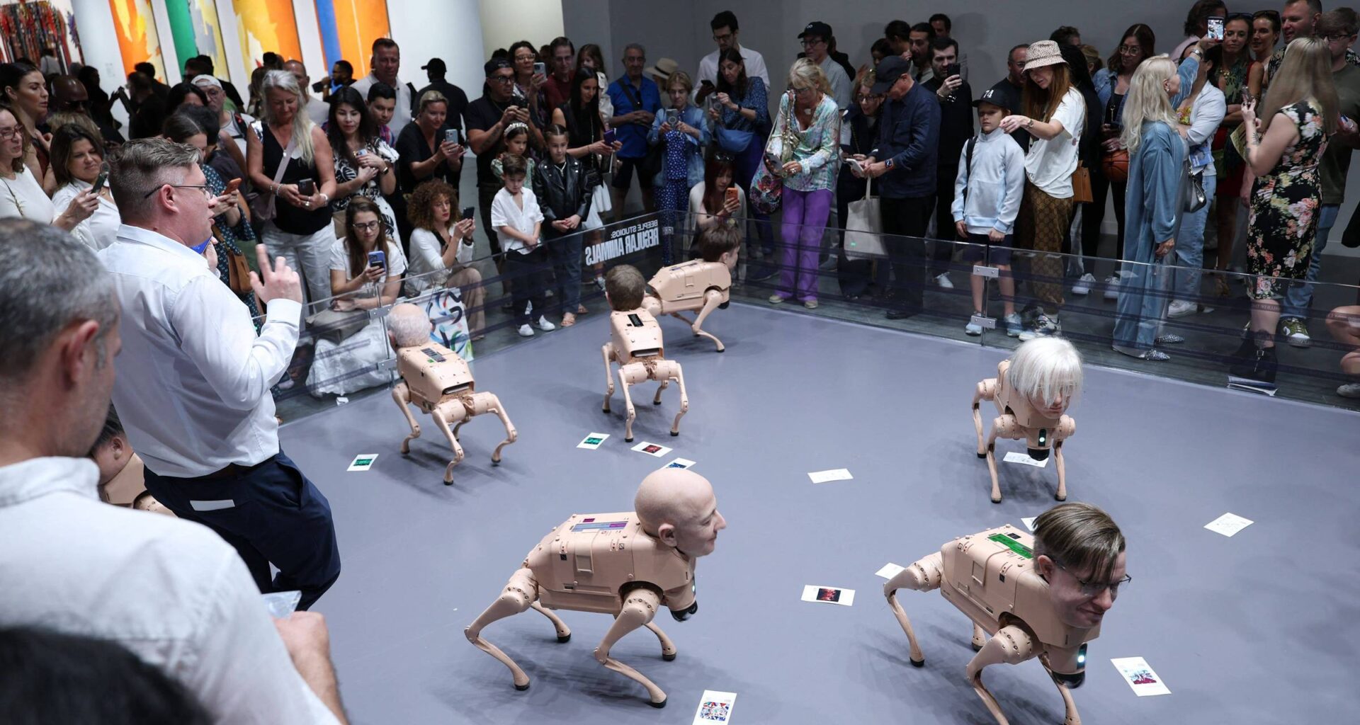 Art Basel pensa o absurdo com surrealistas e cães robôs - 07/12/2025 - Ilustrada