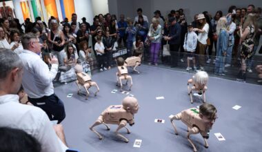 Art Basel pensa o absurdo com surrealistas e cães robôs - 07/12/2025 - Ilustrada