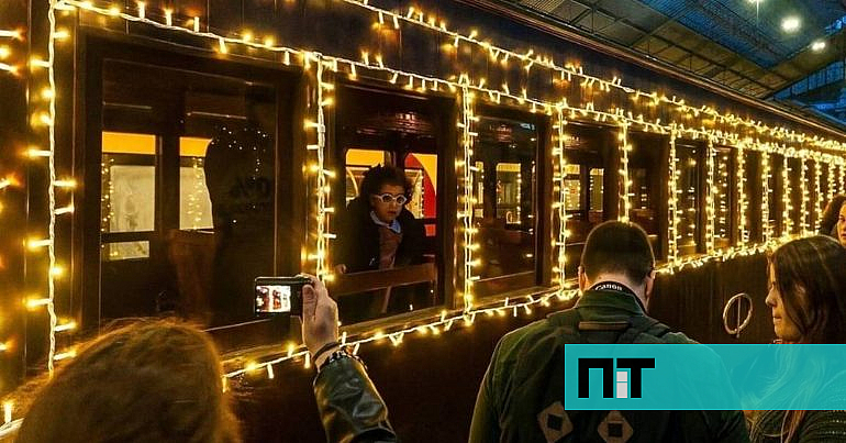 Comboio a vapor do Porto regressa com viagens mágicas até à maior árvore de Natal do País — NiT