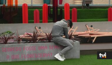 Leandro mexe no material da casa e sofre as consequências da Voz - Secret Story