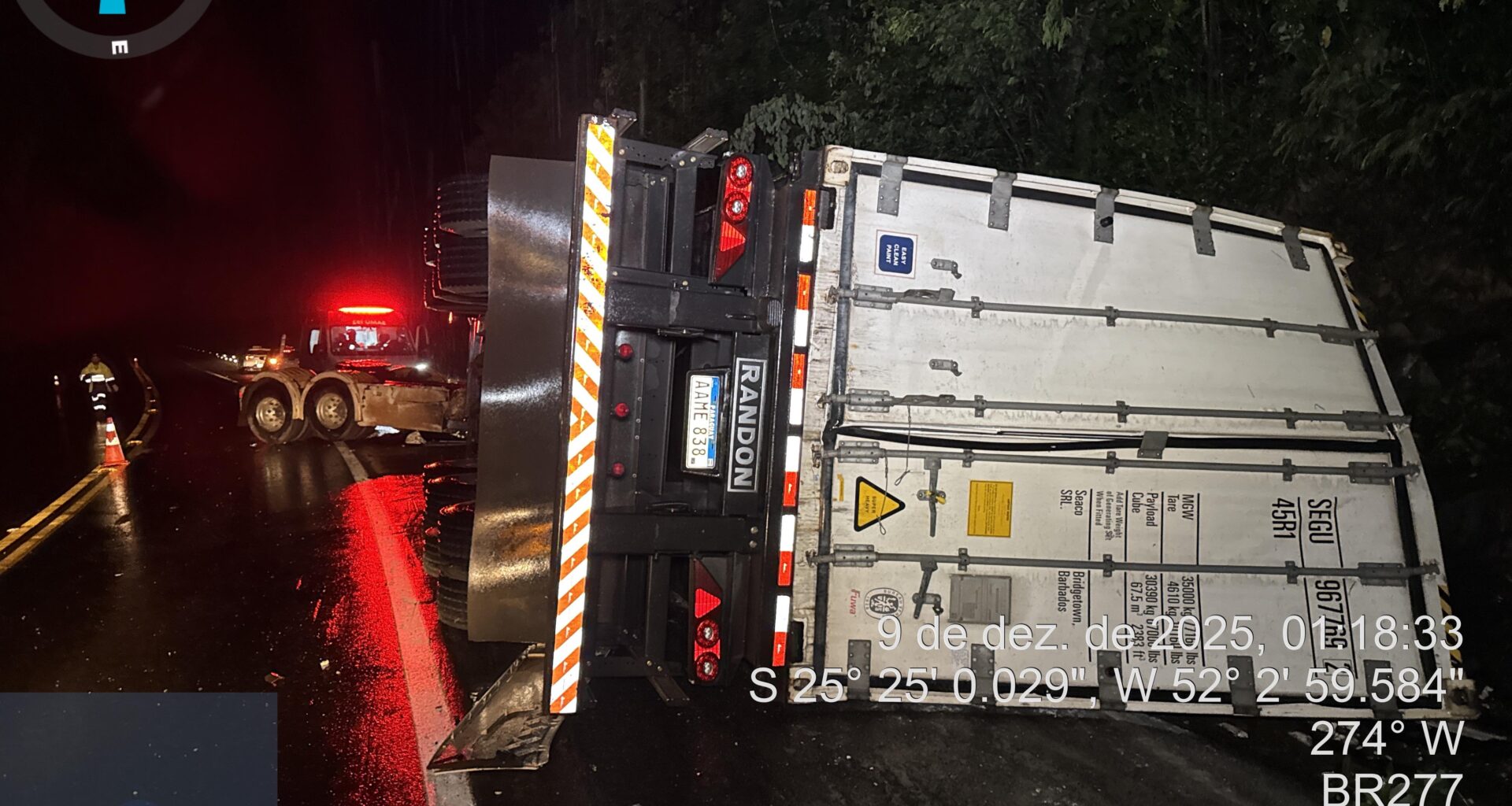 Caminhão carregado com alho tomba na BR-277 e motorista fica ferido