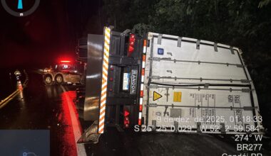 Caminhão carregado com alho tomba na BR-277 e motorista fica ferido