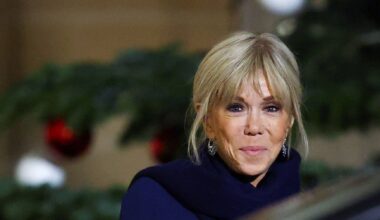 “Nojentas”: Brigitte Macron insulta ativistas que protestaram contra humorista acusado de violação