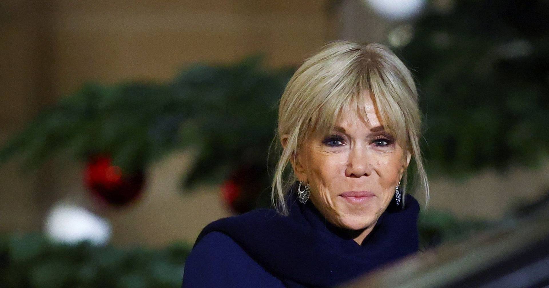 “Nojentas”: Brigitte Macron insulta ativistas que protestaram contra humorista acusado de violação
