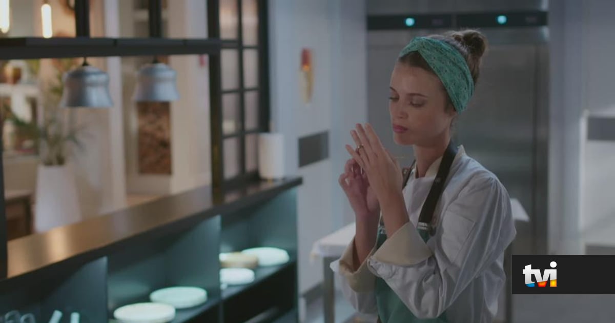 A Protegida: Mariana volta a usar a aliança de casamento - Novelas