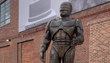 Estátua do RoboCop é instalada em Detroit após 15 anos; veja fotos – R7 Entretenimento