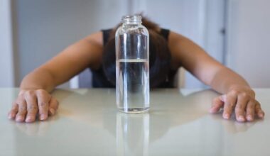 Tomar água alivia a ressaca? Veja quatro dicas para prevenir as dores que surgem após beber álcool