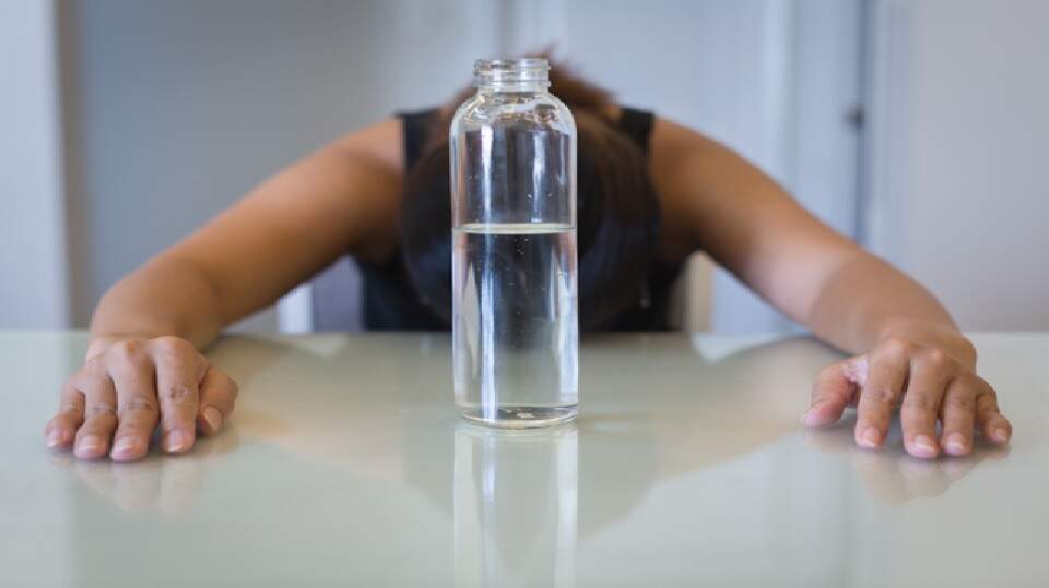 Tomar água alivia a ressaca? Veja quatro dicas para prevenir as dores que surgem após beber álcool