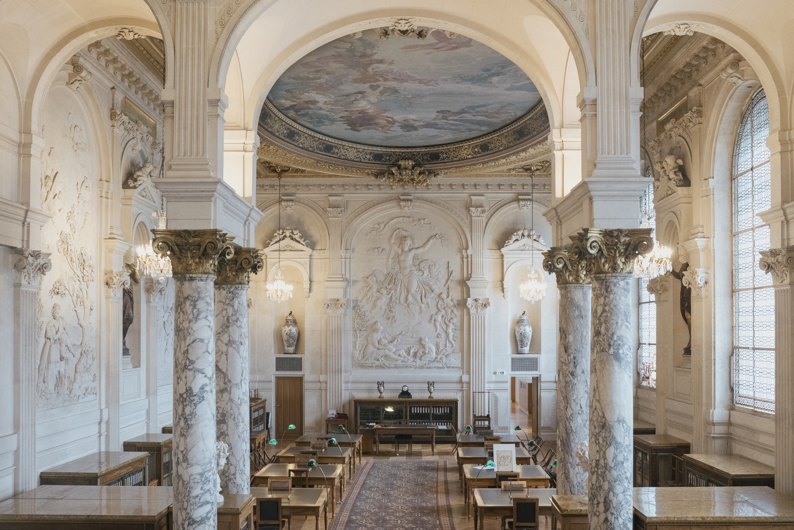 O belíssimo interior da Sala de Consultas de Gravuras e Desenhos do Museu do Louvre, em Paris — Foto: Dmitry Kostyukov/The New York Times