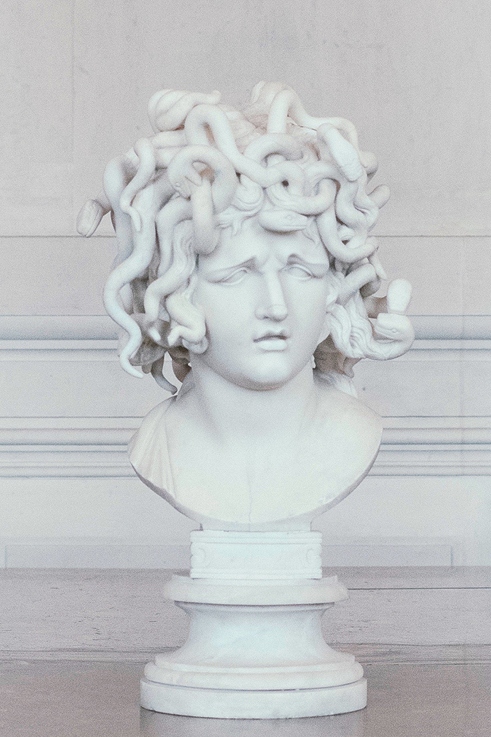 O busto de mármore 'Méduse', do italiano Gian Lorenzo Bernini, faz parte da exposição da Sala de Consulta de Gravuras e Desenhos do Museu do Louvre, em Paris — Foto: Dmitry Kostyukov/The New York Times
