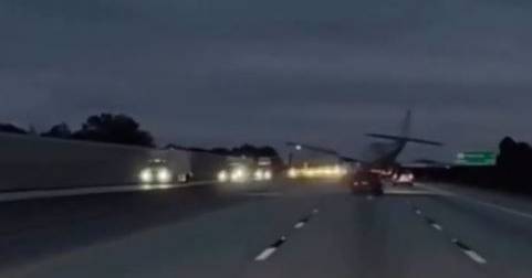 Avião colide com carro em aterragem de emergência na Flórida