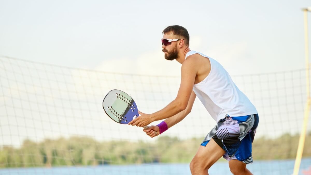 Beach tennis: 5 dicas para reduzir o risco de lesões