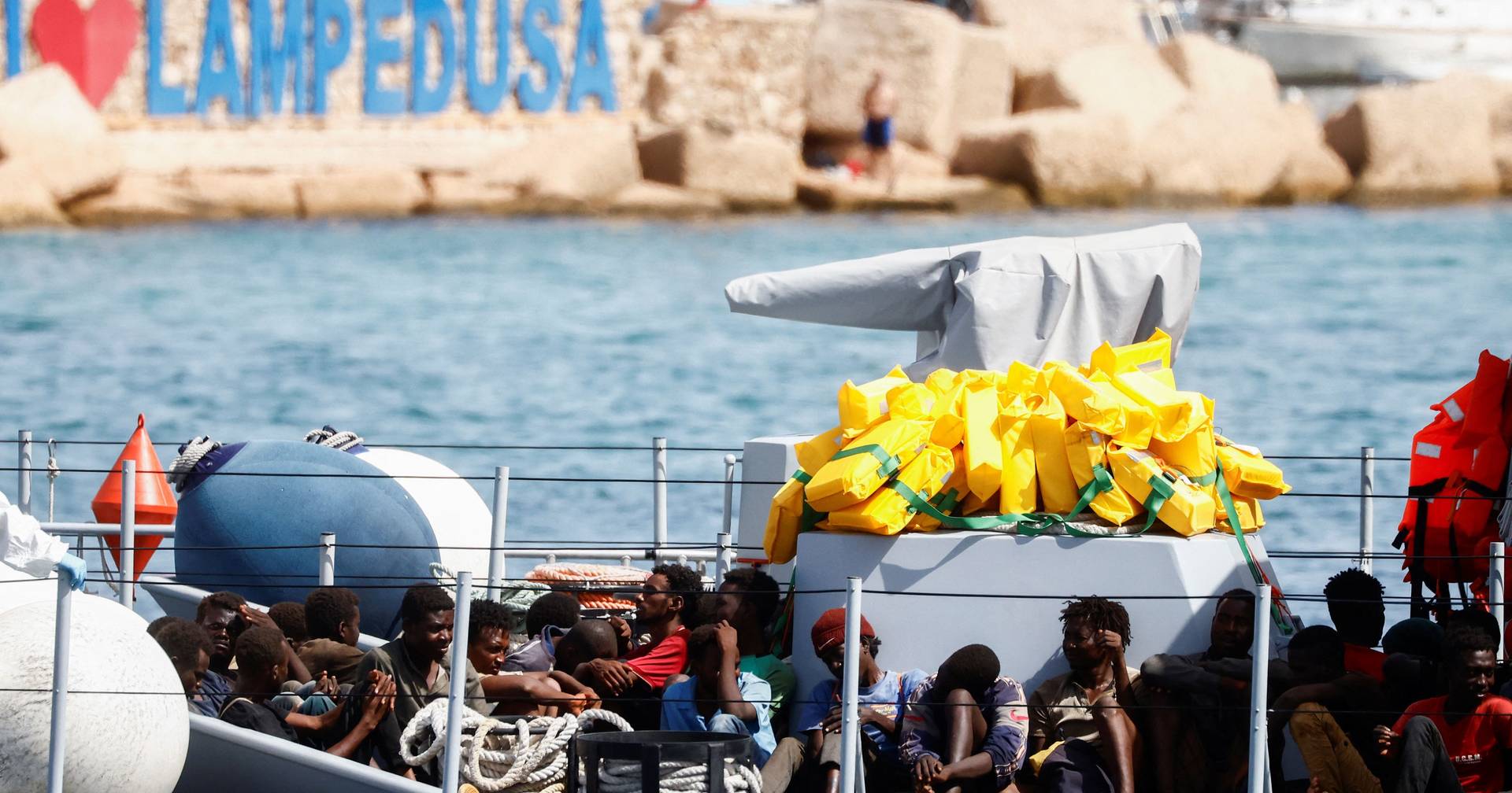 Governo fala em “pressão migratória” e contesta distribuição de refugiados para Portugal