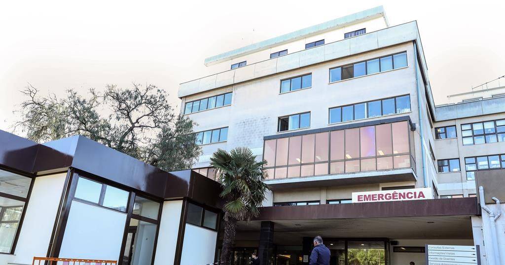 Homem encontrado morto junto da PSP em Lisboa tinha dado entrada nas urgências do Hospital S. Francisco Xavier