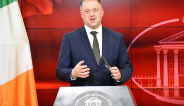 Thomas Byrne, ministro irlandês: “Não somos membros da NATO, mas nunca fomos neutros no que diz respeito à invasão russa da Ucrânia”