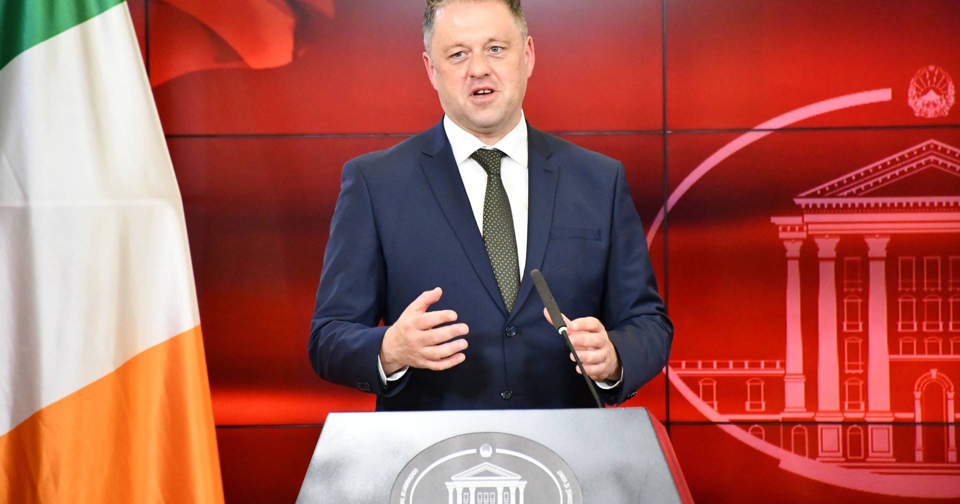 Thomas Byrne, ministro irlandês: “Não somos membros da NATO, mas nunca fomos neutros no que diz respeito à invasão russa da Ucrânia”