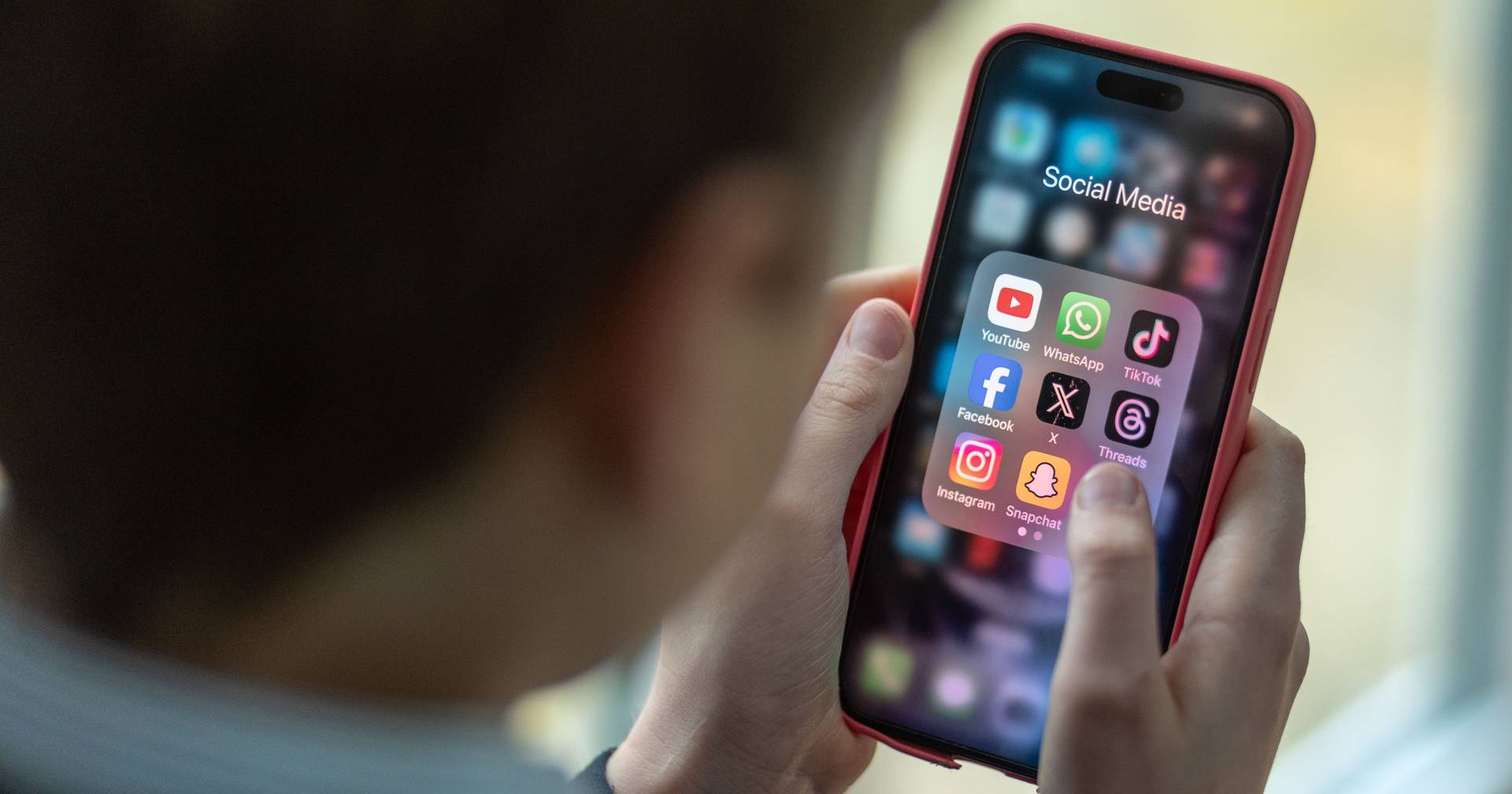 Já está em vigor: Austrália veda redes sociais a menores de 16 anos. Mas há pais que ajudam a contornar a proibição