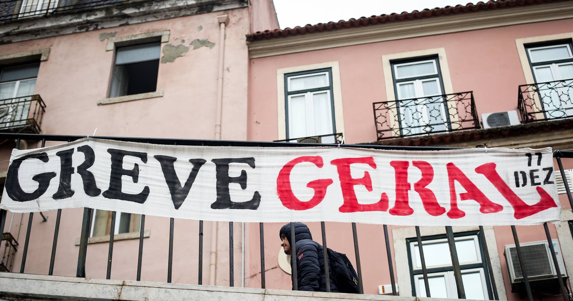 Greve geral vista das ruas: manhã cinzenta, autocarros vazios e um país que abrandou o passo