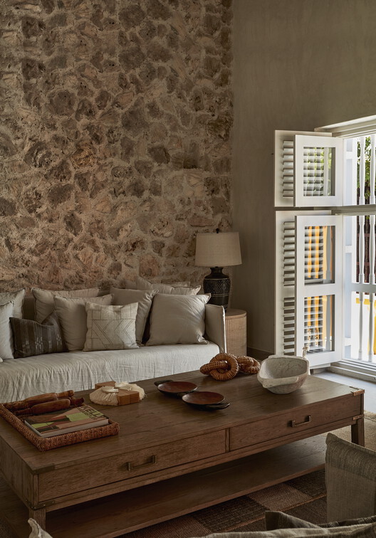 Casa Azurra la Carbonera / Vladimir Caballero + Lorena Pulecio - Fotografia de Interiores, Sala de Estar, Madeira, Iluminação, Sofá, Mesa