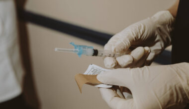 EUA querem colocar tarja preta em vacinas da Covid - 12/12/2025 - Equilíbrio e Saúde