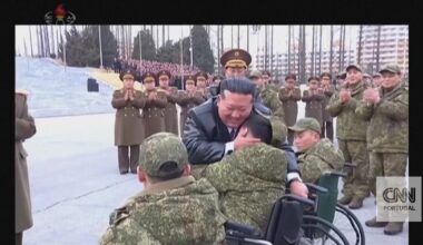 Voltaram mas não todos e alguns em cadeiras de rodas. Kim Jong-un recebe soldados "heróis" pelo que fizeram pela Rússia