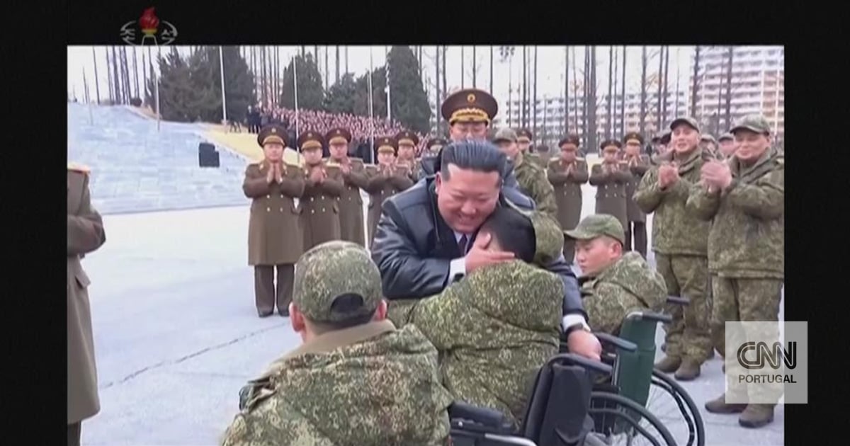 Voltaram mas não todos e alguns em cadeiras de rodas. Kim Jong-un recebe soldados "heróis" pelo que fizeram pela Rússia