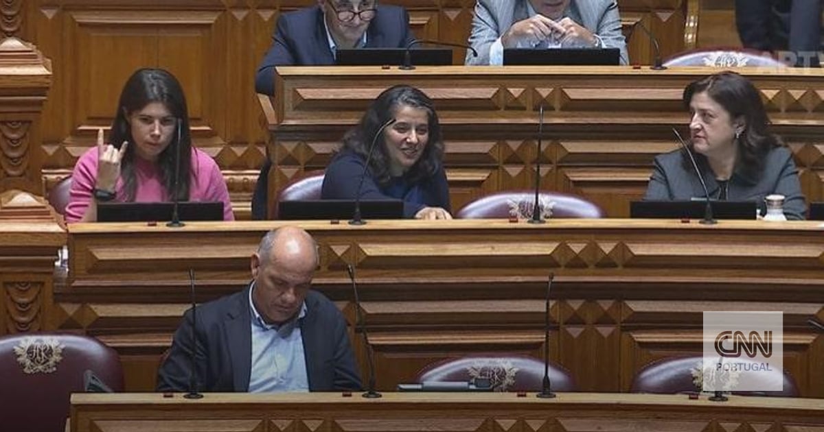 "Um gesto da cultura rock, um símbolo de orgulho e força": Mariana Mortágua diz que o seu gesto não visava ofender ninguém