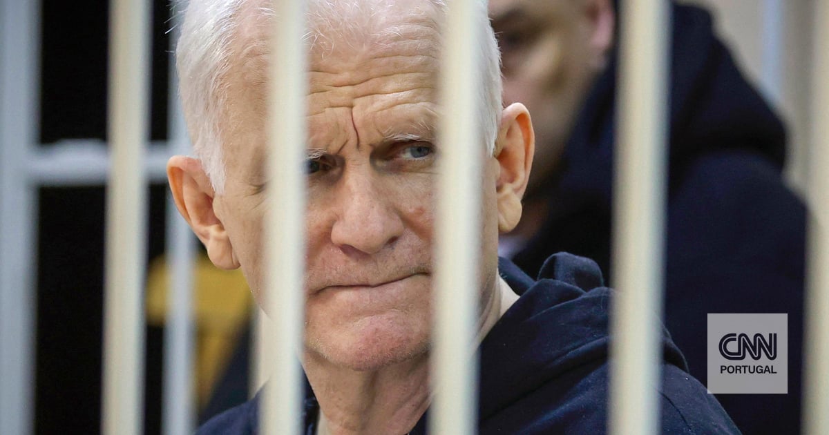Nobel da Paz Ales Bialiatski e líder da oposição Maria Kalesnikava entre 123 prisioneiros libertados pela Bielorrússia