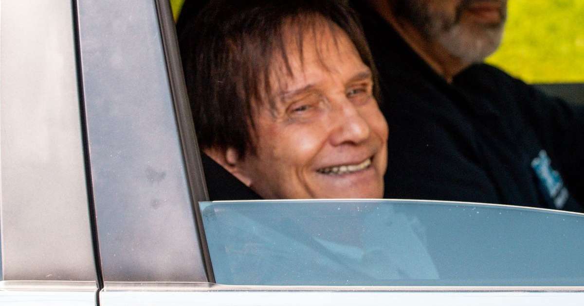 Roberto Carlos deixa hospital após sofrer acidente e detalhe em carro que conduziu cantor chama atenção. Veja fotos!