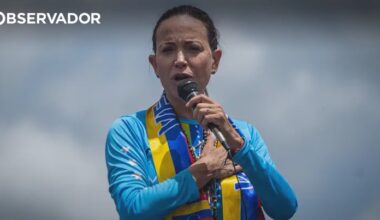 Corina Machado sofre fratura vertebral na viagem de fuga – Observador