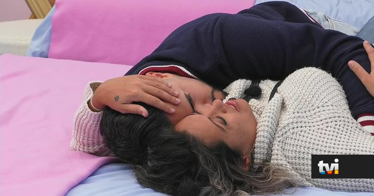 Subiu a temperatura! Pedro e Marisa trocam beijos apaixonados no quarto - Secret Story
