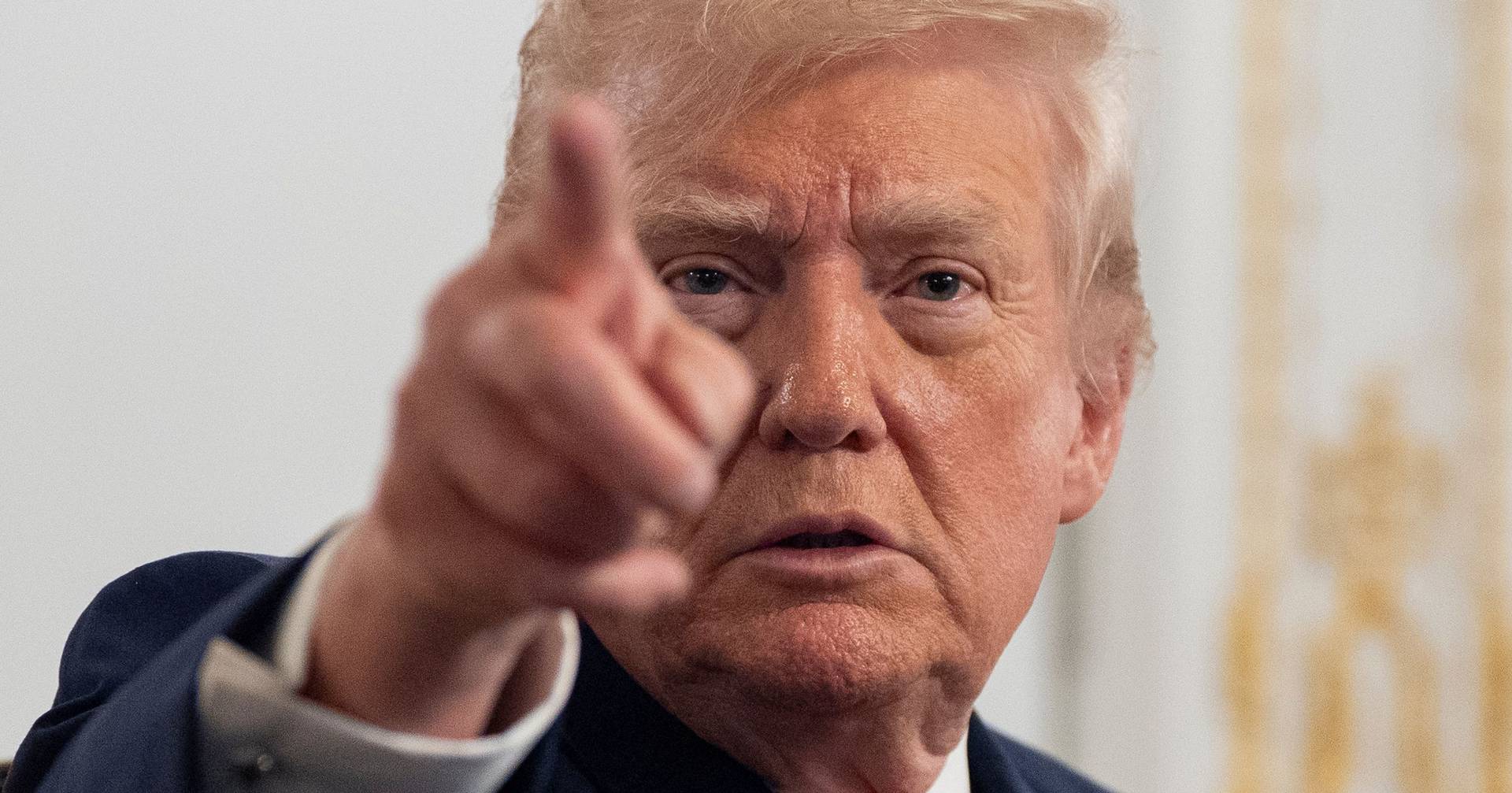 Trump alarga proibição de viagens a mais cinco países e restringe entrada de palestinianos nos Estados Unidos