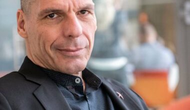 Yanis Varoufakis: “O capitalismo produz crises como produz iPhones”, mas o que veio a seguir é pior
