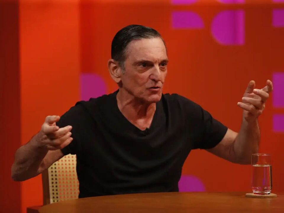 Justiça dá medida protetiva contra ex-Titãs Paulo Miklos após pedido de esposa