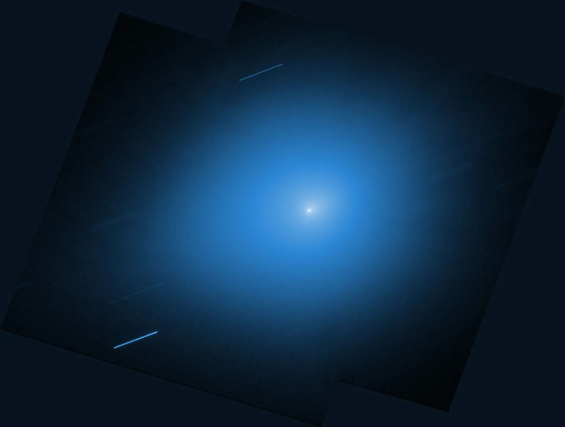 O Telescópio Espacial Hubble da NASA/ESA voltou a observar o cometa interestelar 3I/ATLAS no dia 30 de novembro com o seu instrumento Wide Field Camera 3. Nessa altura, o cometa encontrava-se a cerca de 286 milhões de km da Terra. O Hubble seguiu o rasto do cometa enquanto se movia pelo céu e as estrelas de fundo aparecem como rastos de luz.
