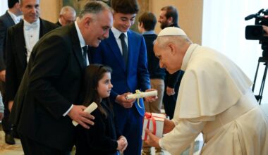 Papa aos jovens: antes do Natal, pensem numa pessoa com quem fazer as pazes